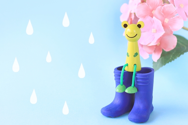 雨の日も楽しそうなカエルのキャラクター。
